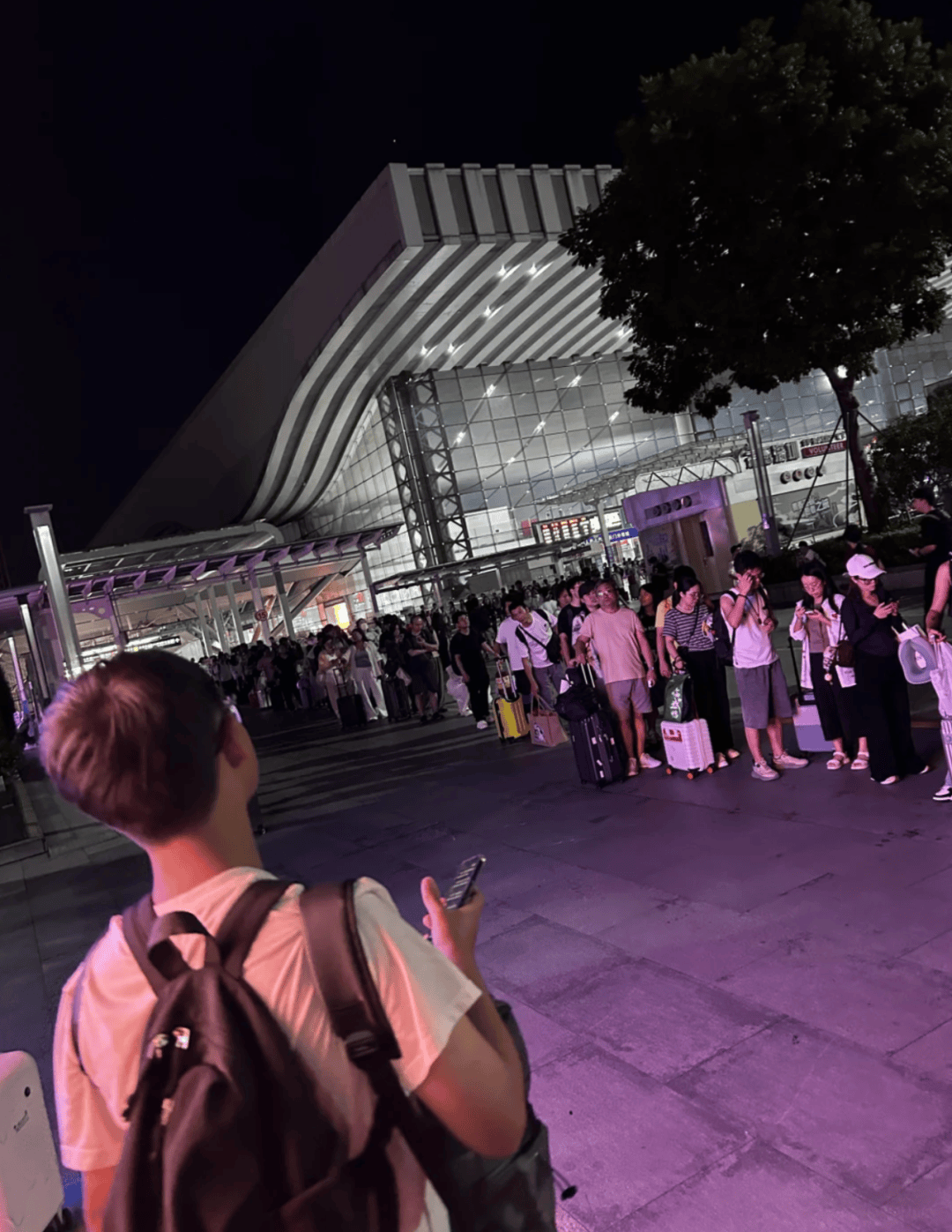 深圳北站凌晨返深被刷爆<strong></p>
<p>币汇系列</strong>！附近叫车超200人？别慌！公交地铁加班护送