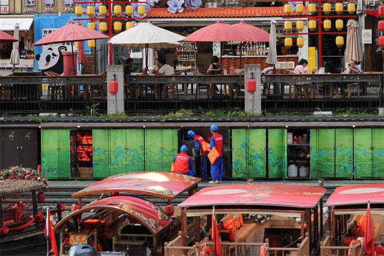 阖家团圆时<strong></p>
<p>币汇系列</strong>,他们守护蓉城灯火