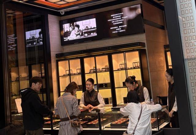 金价创历史新高！北京黄金消费“量价齐飞”<strong></p>
<p>币汇系列</strong>，年轻人买金饰当“理财”，买涨不买跌成共识｜华夏双节观察