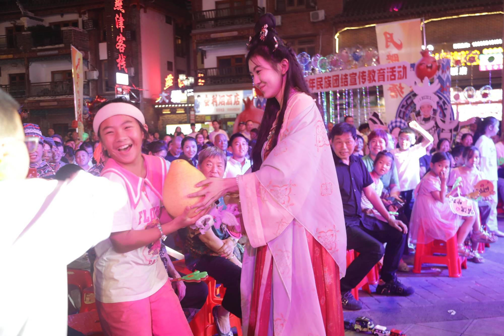 月映火塘 悦唱荔波<strong></p>
<p>币汇系列</strong>！这场中秋音乐晚会点燃团圆夜