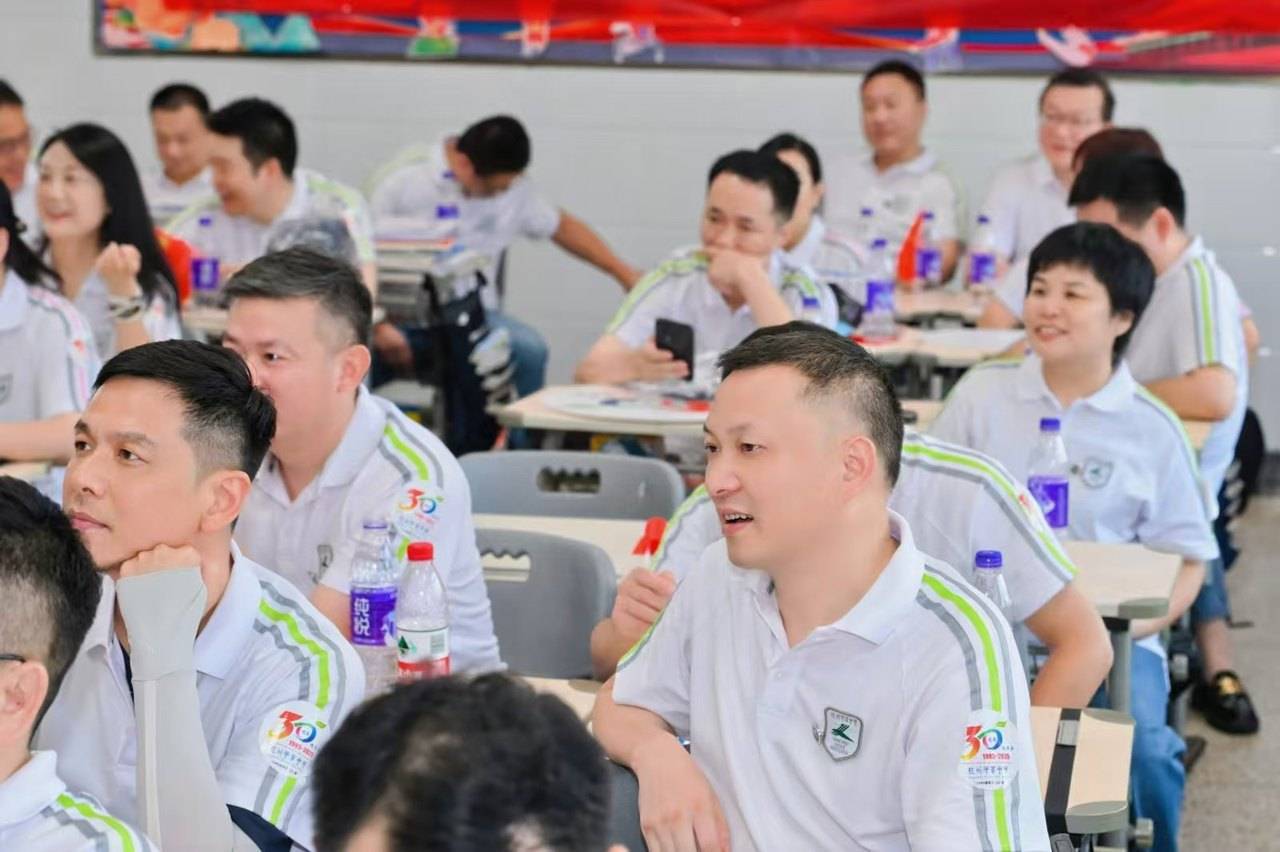 那个让老师骄傲的“调皮”班级!30年同学聚会<strong></p>
<p>西夏币</strong>,还伴有一封来自贵州的感谢信