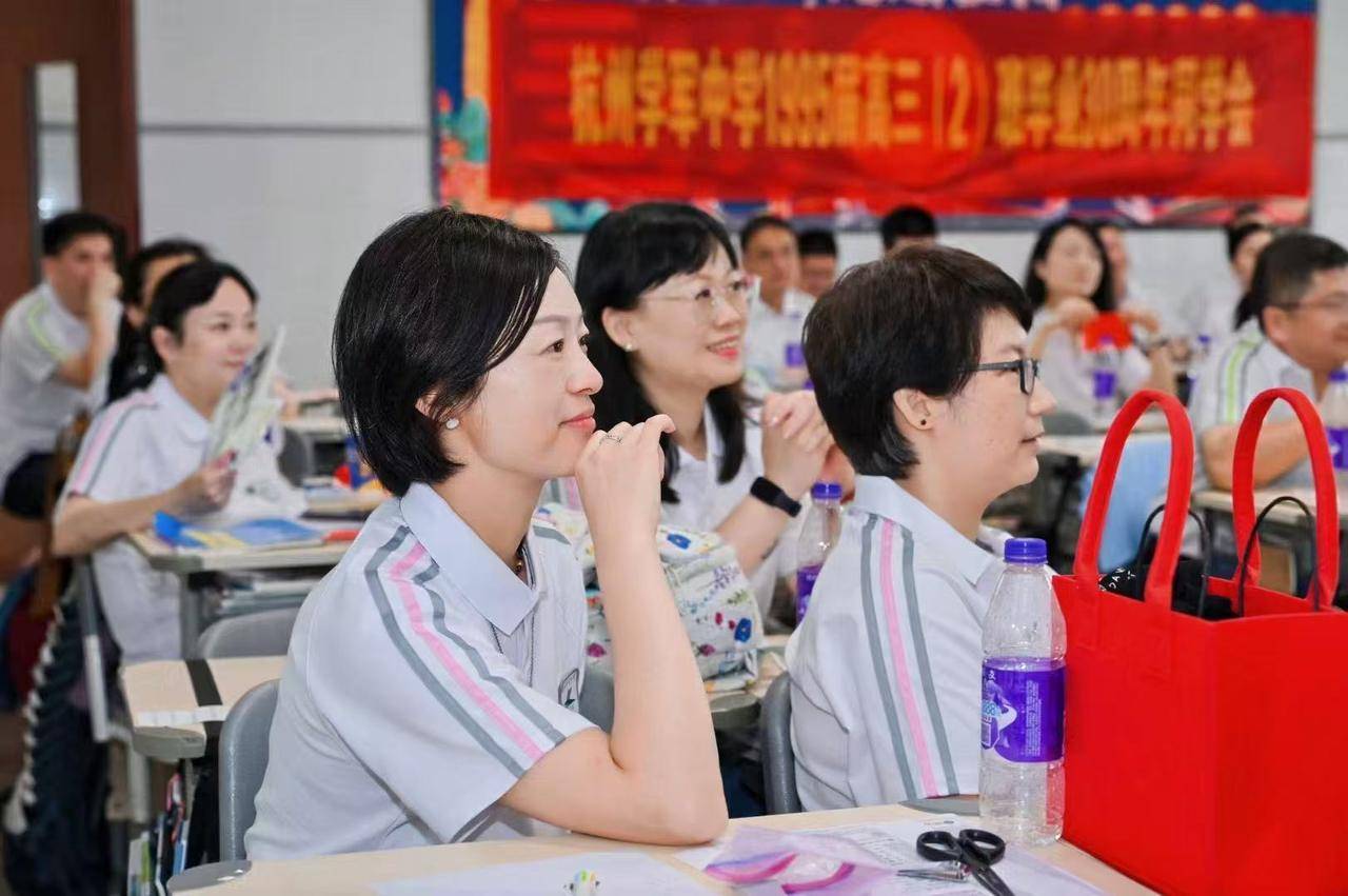 那个让老师骄傲的“调皮”班级!30年同学聚会<strong></p>
<p>西夏币</strong>,还伴有一封来自贵州的感谢信