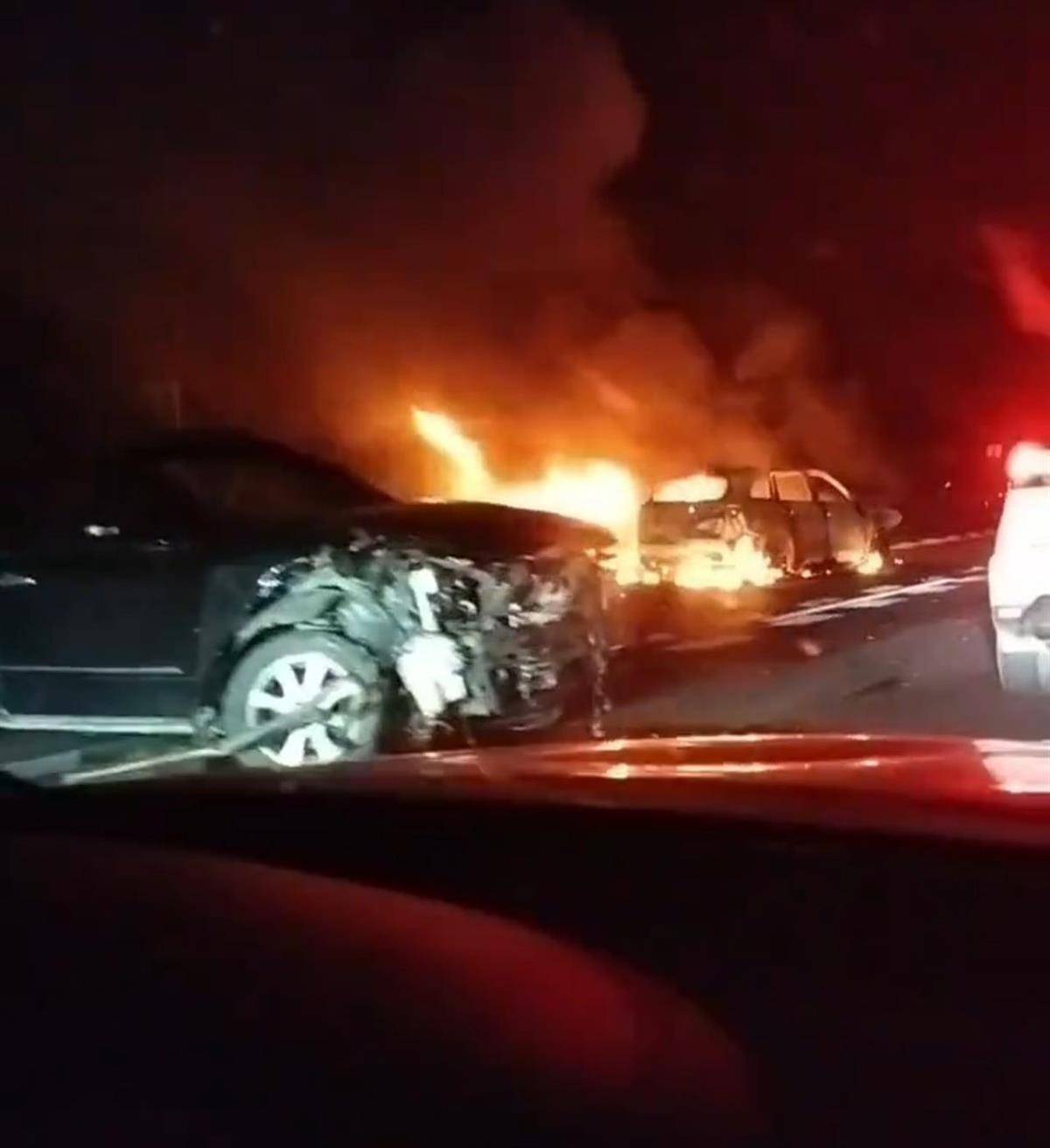 深南高速一车祸致2死3伤<strong></p>
<p>西夏币</strong>，一位目击者称车上有甩棍没有当场施救，事后得知两人死亡他“觉得好惭愧”