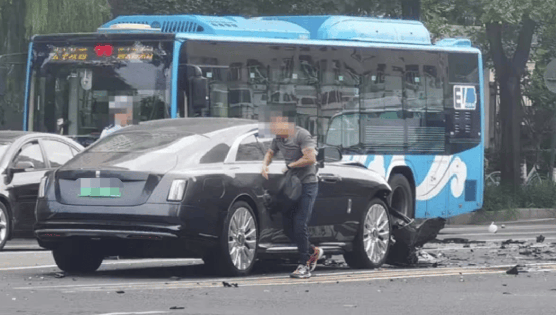 “劳斯莱斯逆行车祸”事件白车家属发声:“丈夫多处骨折!往后日子不知道怎么过”<strong></p>
<p>西夏币</strong>,陈震深夜再道歉,并回应“我方律师会全力配合”