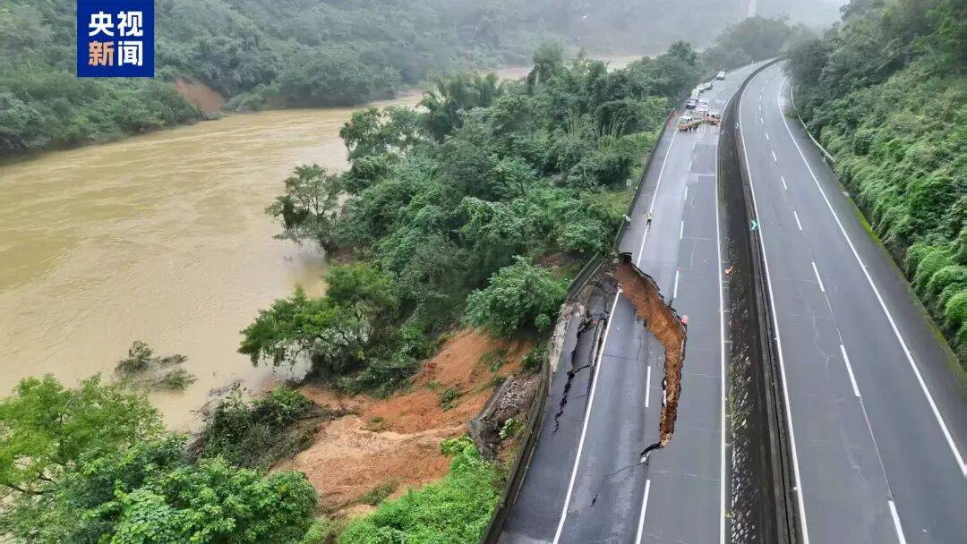 广西百色一高速公路开裂下沉！裂缝长约30米<strong></p>
<p>mcc币价格</strong>，塌陷处最深超2米