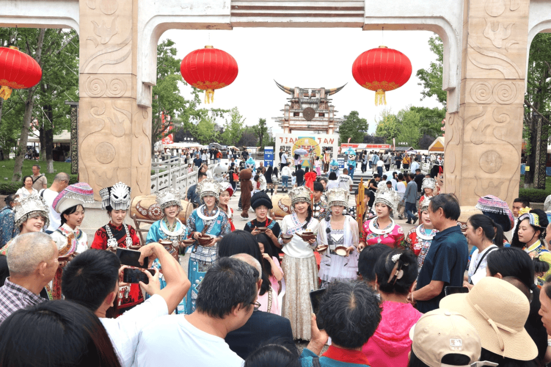 同比增长27%<strong></p>
<p>罄币</strong>!双节假期天河潭景区接待游客超21万人次