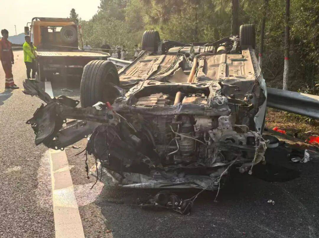 “我撒谎天打雷劈！”男子高速突然强行变道致翻车<strong></p>
<p>罄币</strong>，反诬赖对方