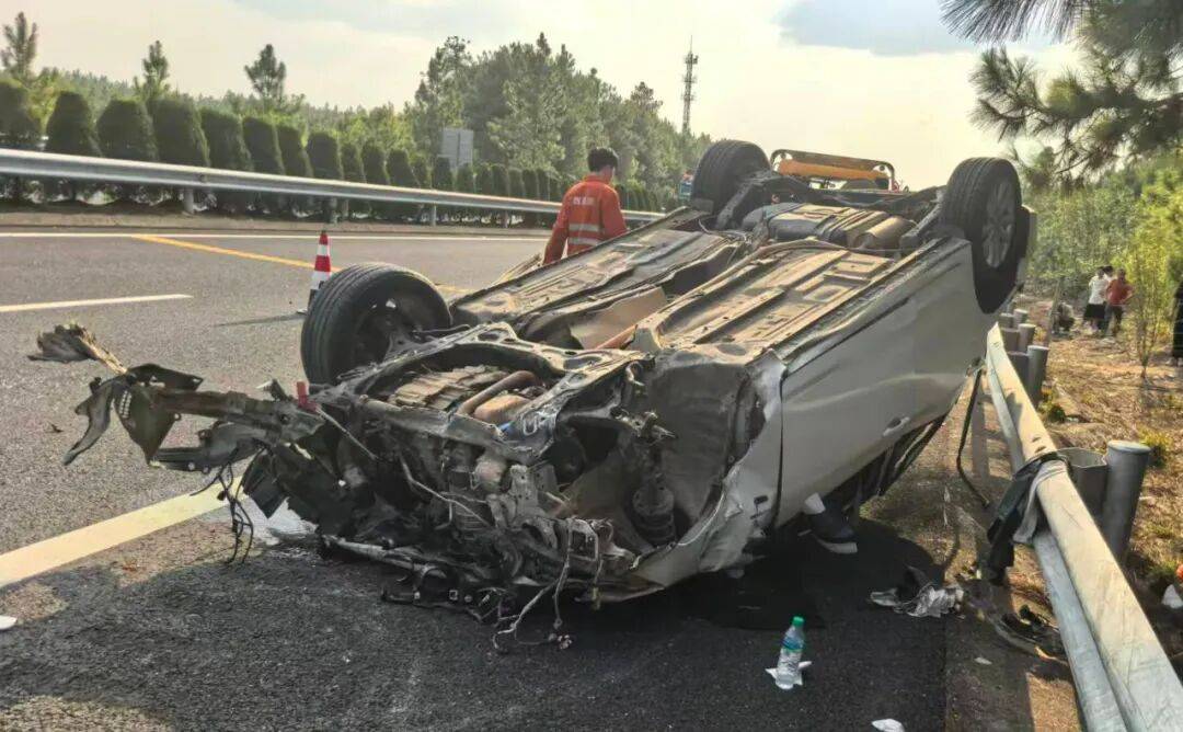 “我撒谎天打雷劈！”男子高速突然强行变道致翻车<strong></p>
<p>罄币</strong>，反诬赖对方