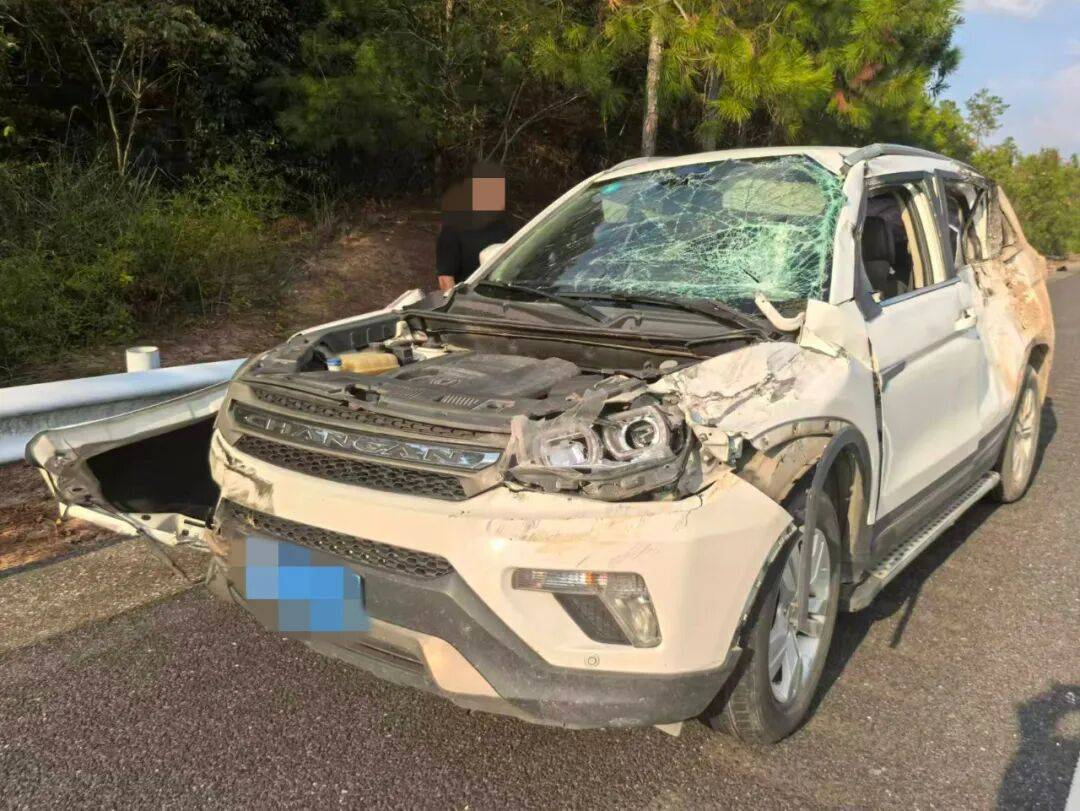 “我撒谎天打雷劈！”男子高速突然强行变道致翻车<strong></p>
<p>罄币</strong>，反诬赖对方