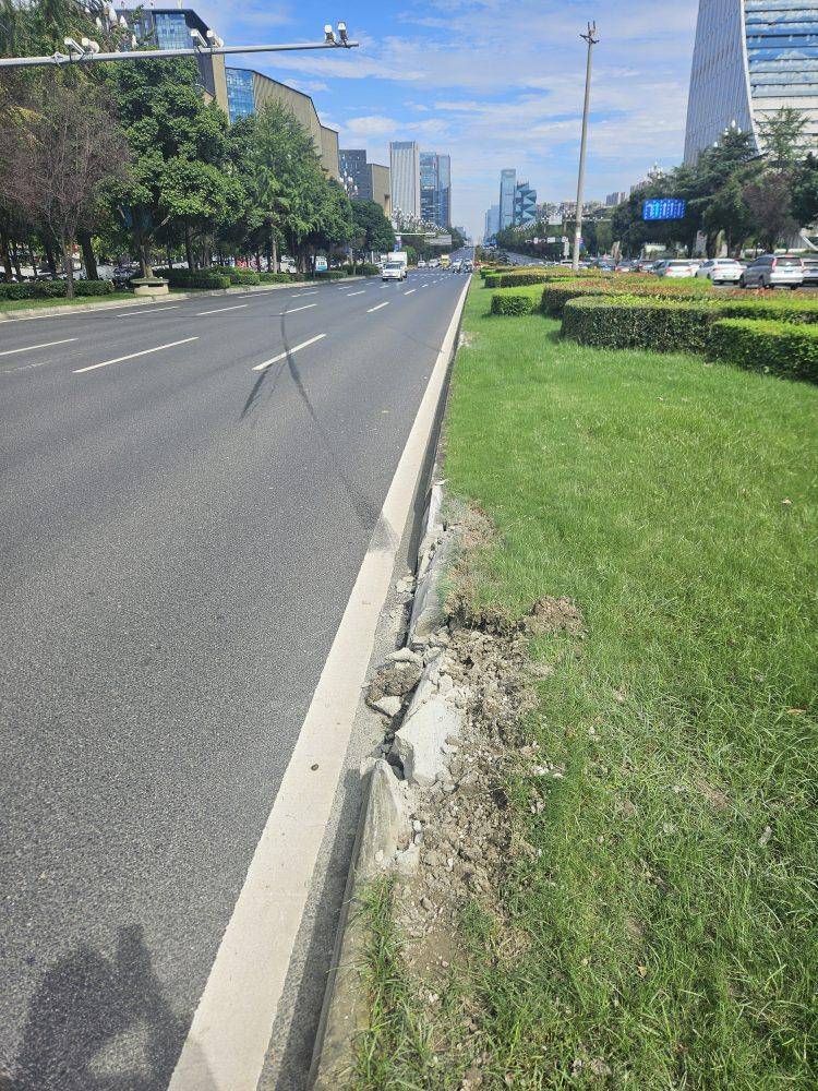 成都发生一起严重交通事故<strong></p>
<p>火特币</strong>，上游新闻实地探访：燃烧留下的印记仍在