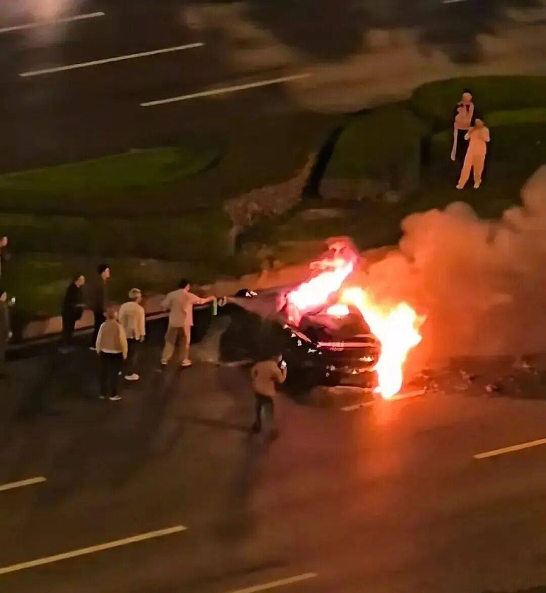 一辆SU7碰撞后爆燃<strong></p>
<p>火特币</strong>，多人救援未果！小米股价重挫近8%！