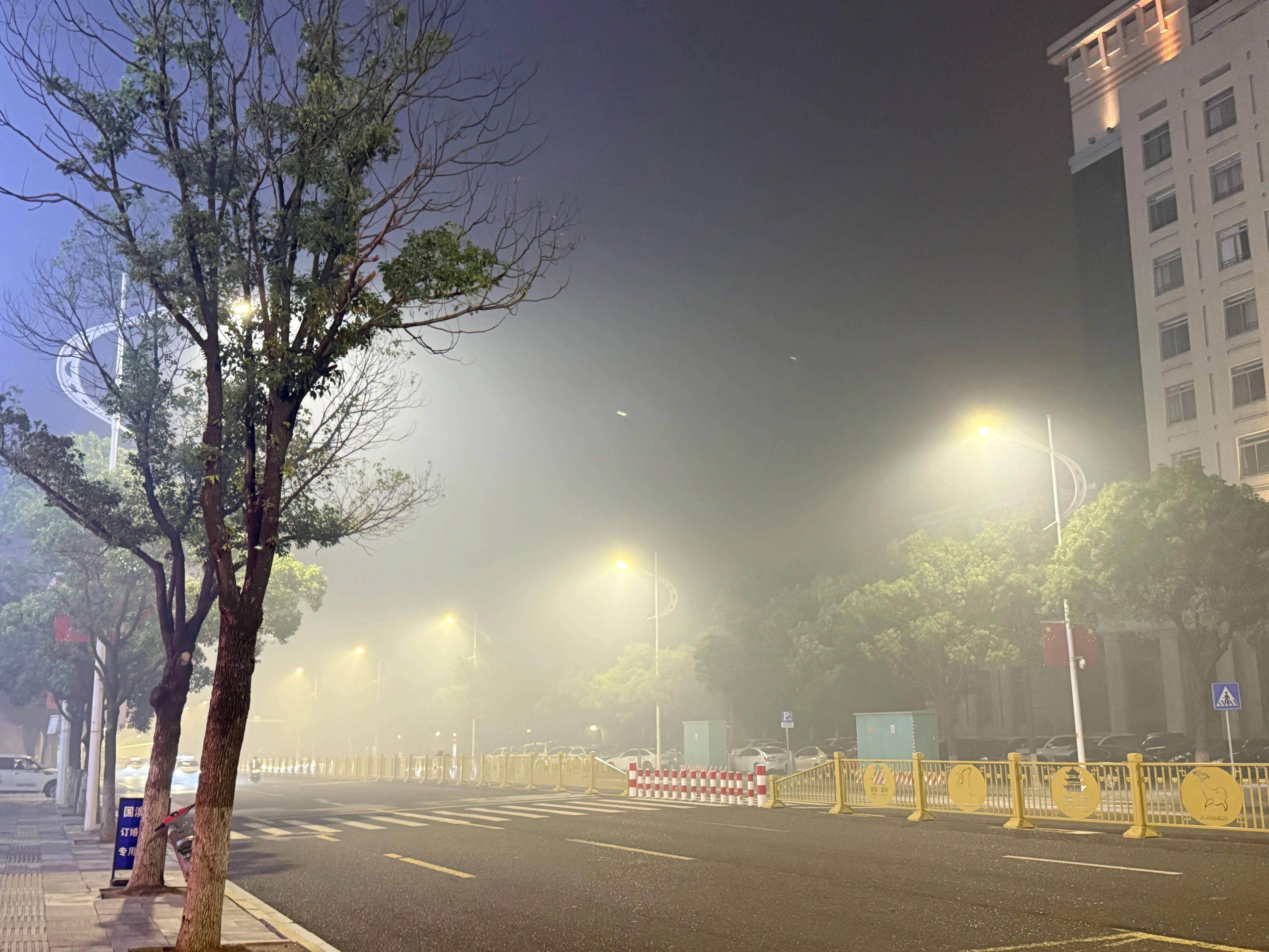 官方回应岳阳“烟雾锁城”:上游烧秸秆