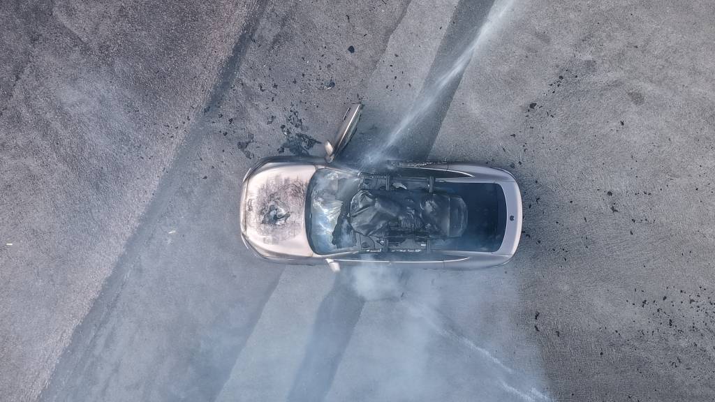 一辆蔚来牌轿车在大理一景区外起火<strong></p>
<p>瓦特币</strong>,一家四口撤离及时无伤亡