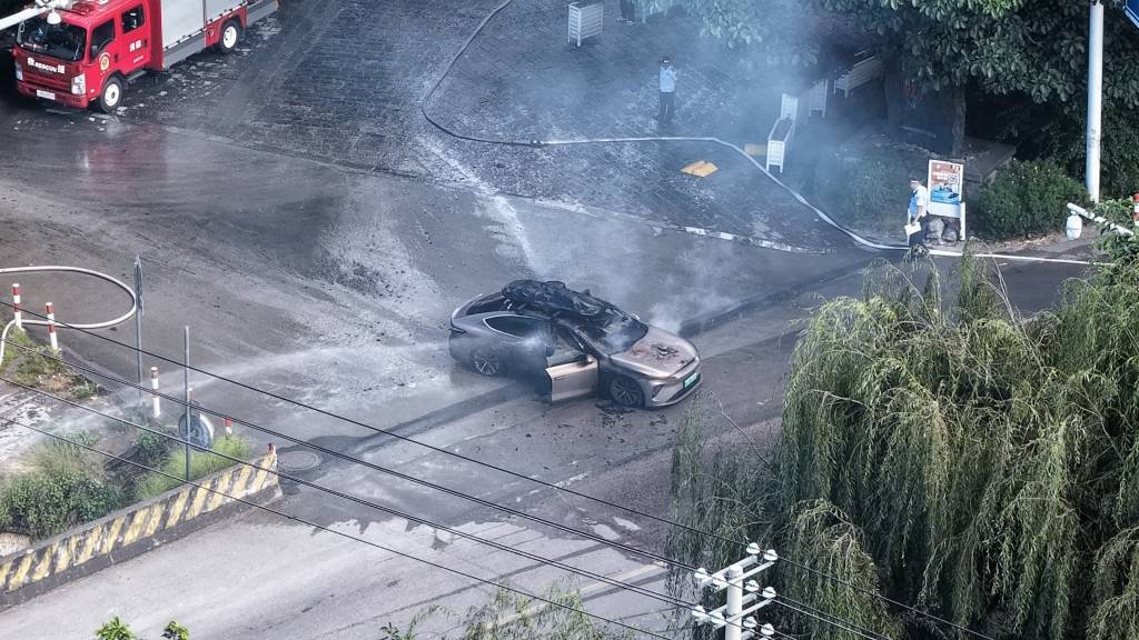 一辆蔚来牌轿车在大理一景区外起火<strong></p>
<p>瓦特币</strong>,一家四口撤离及时无伤亡