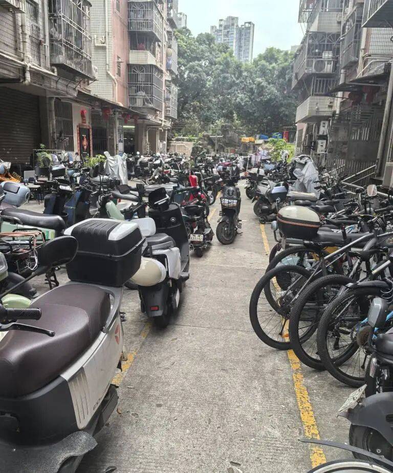 深圳一小区电动车管理引担忧<strong></p>
<p>瓦特币</strong>，部门责令整改后，记者实探