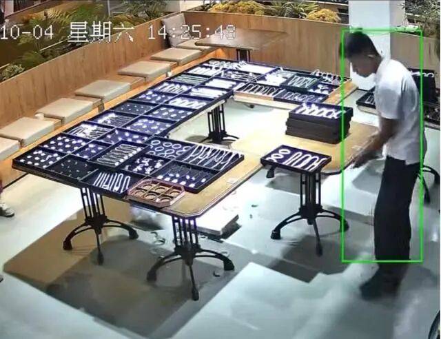 苏州一20岁店员不小心摔碎一盒玉镯损失百万<strong></p>
<p>黑币2001</strong>，老板未要赔偿安慰小伙别有压力