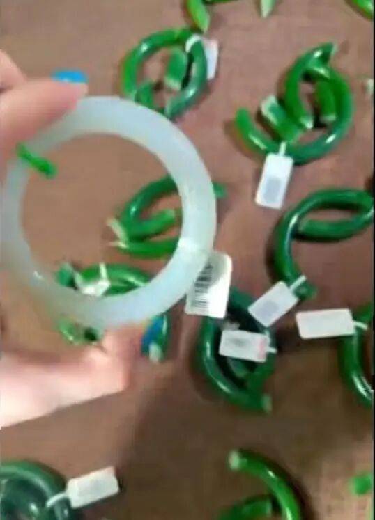 苏州一20岁店员不小心摔碎一盒玉镯损失百万<strong></p>
<p>黑币2001</strong>，老板未要赔偿安慰小伙别有压力