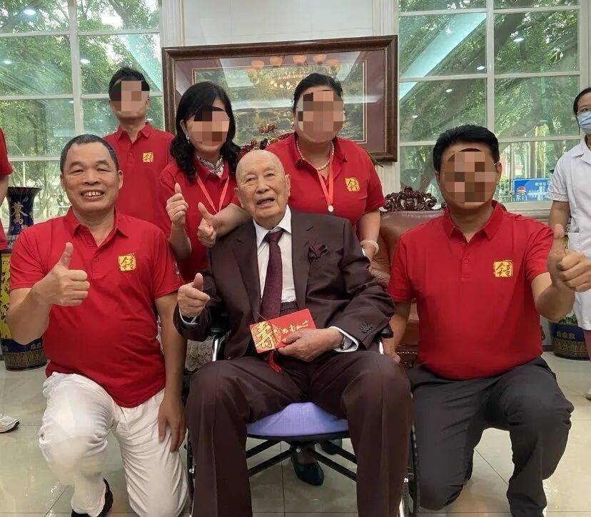 百岁院士声明“蹭合影”背后:双方交涉长达一年<strong></p>
<p>黑币2001</strong>,均称付诸法律