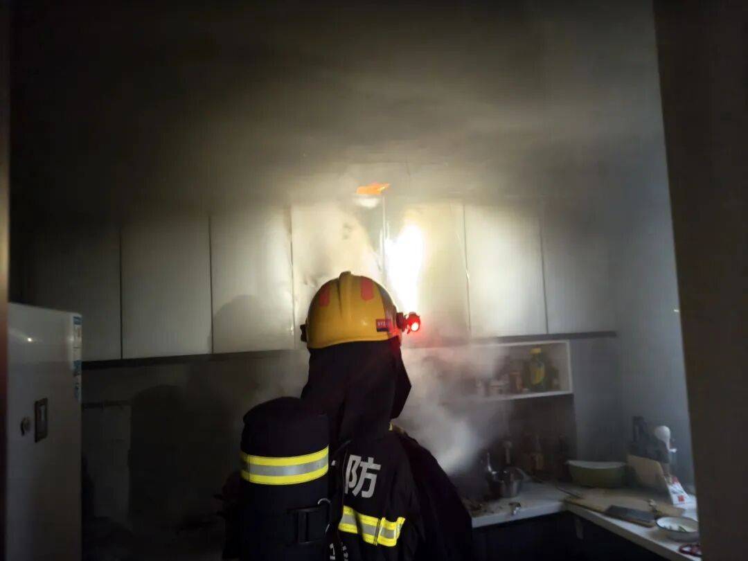 以案为鉴 | 家中起火前<strong></p>
<p>黑币2001</strong>,他们都曾接到一通电话……