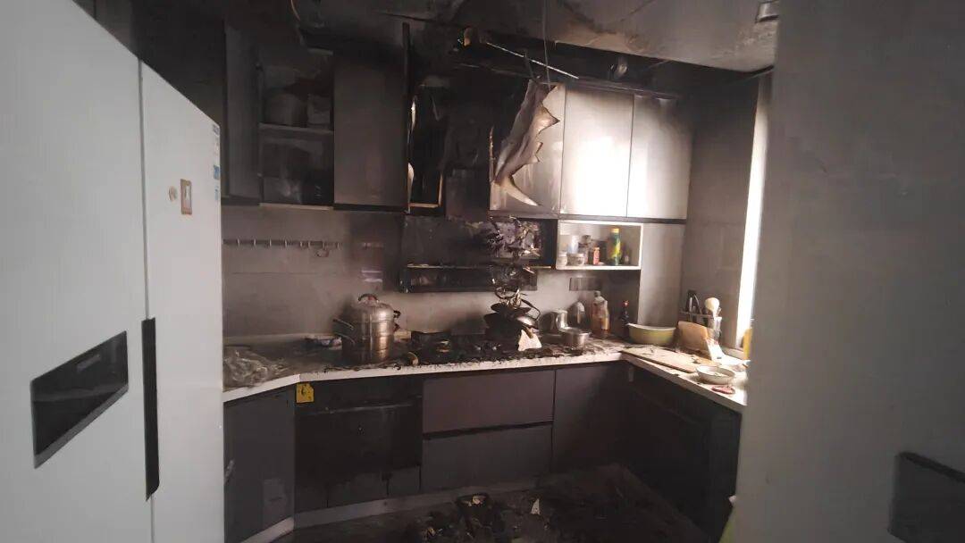 以案为鉴 | 家中起火前<strong></p>
<p>黑币2001</strong>,他们都曾接到一通电话……