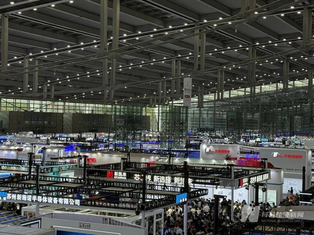 “我们特地赶早来的<strong></p>
<p>黑币2001</strong>,你们的光刻机在哪里?”深圳一家成立才几年的公司,今天爆火!