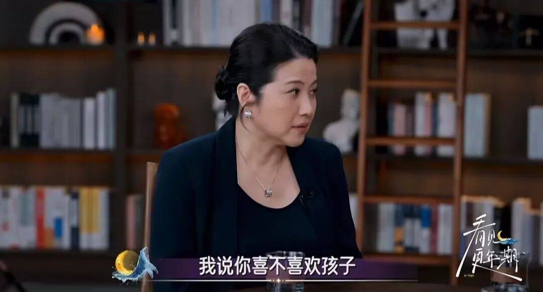 52岁影后颜丙燕公开小20岁男友：他知道我将步入更年期<strong></p>
<p>农币</strong>，已甜蜜相恋5年，两人出门必须手拉手