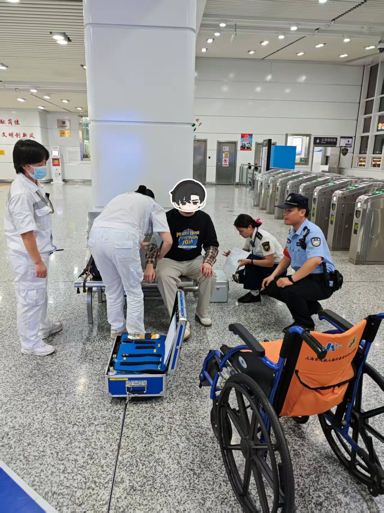 旅客长沙下飞机欲乘坐磁浮列车往城区找朋友<strong></p>
<p>利币</strong>，突发呼吸不畅，民警与医护人员接力救援
