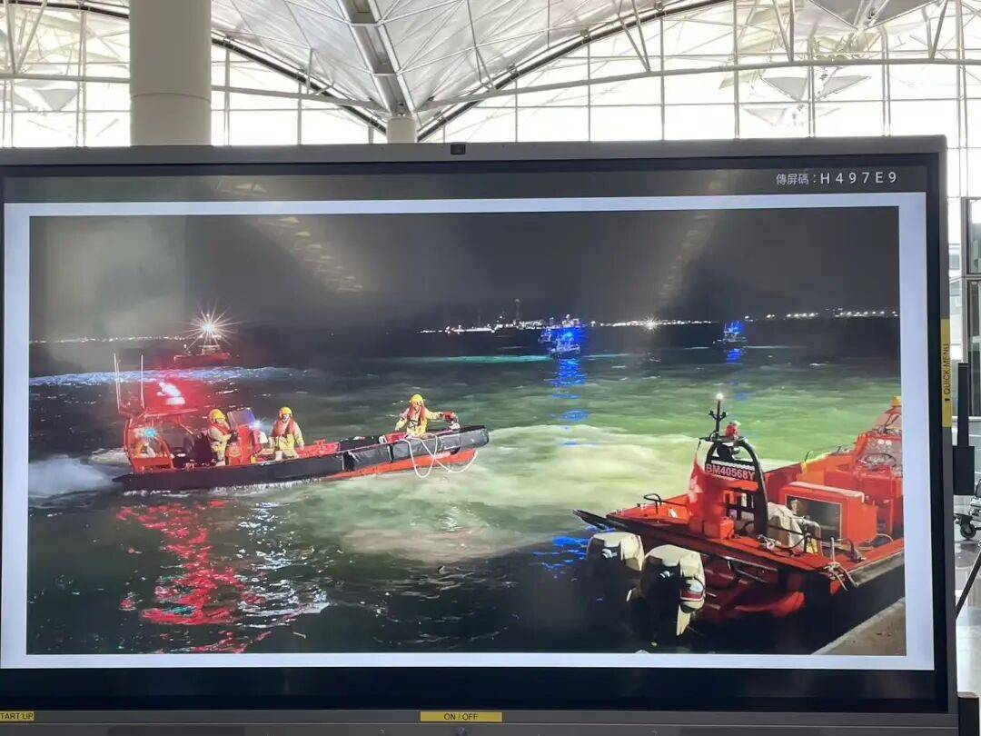 机身断成两截<strong></p>
<p>利币</strong>,2名遇难者在海下约7米处被找到,巡逻车在飞机跑道外被撞进海里,香港机场飞机坠海事故更多细节披露