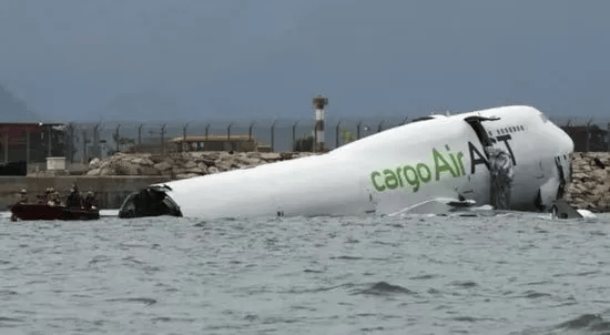 机身断成两截<strong></p>
<p>利币</strong>,2名遇难者在海下约7米处被找到,巡逻车在飞机跑道外被撞进海里,香港机场飞机坠海事故更多细节披露