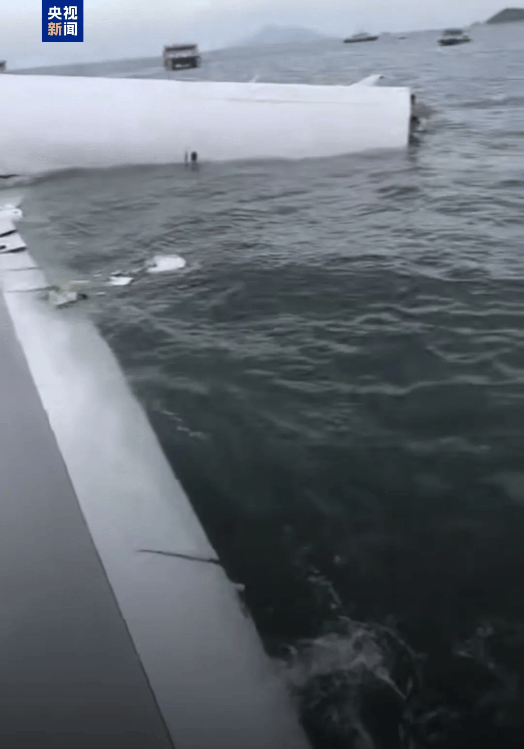 机身断成两截<strong></p>
<p>利币</strong>,2名遇难者在海下约7米处被找到,巡逻车在飞机跑道外被撞进海里,香港机场飞机坠海事故更多细节披露