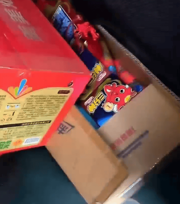 密密麻麻堆满！两亲家为给子女婚礼“添彩”<strong></p>
<p>omg币价格</strong>，竟把私家车变成移动“火药库”