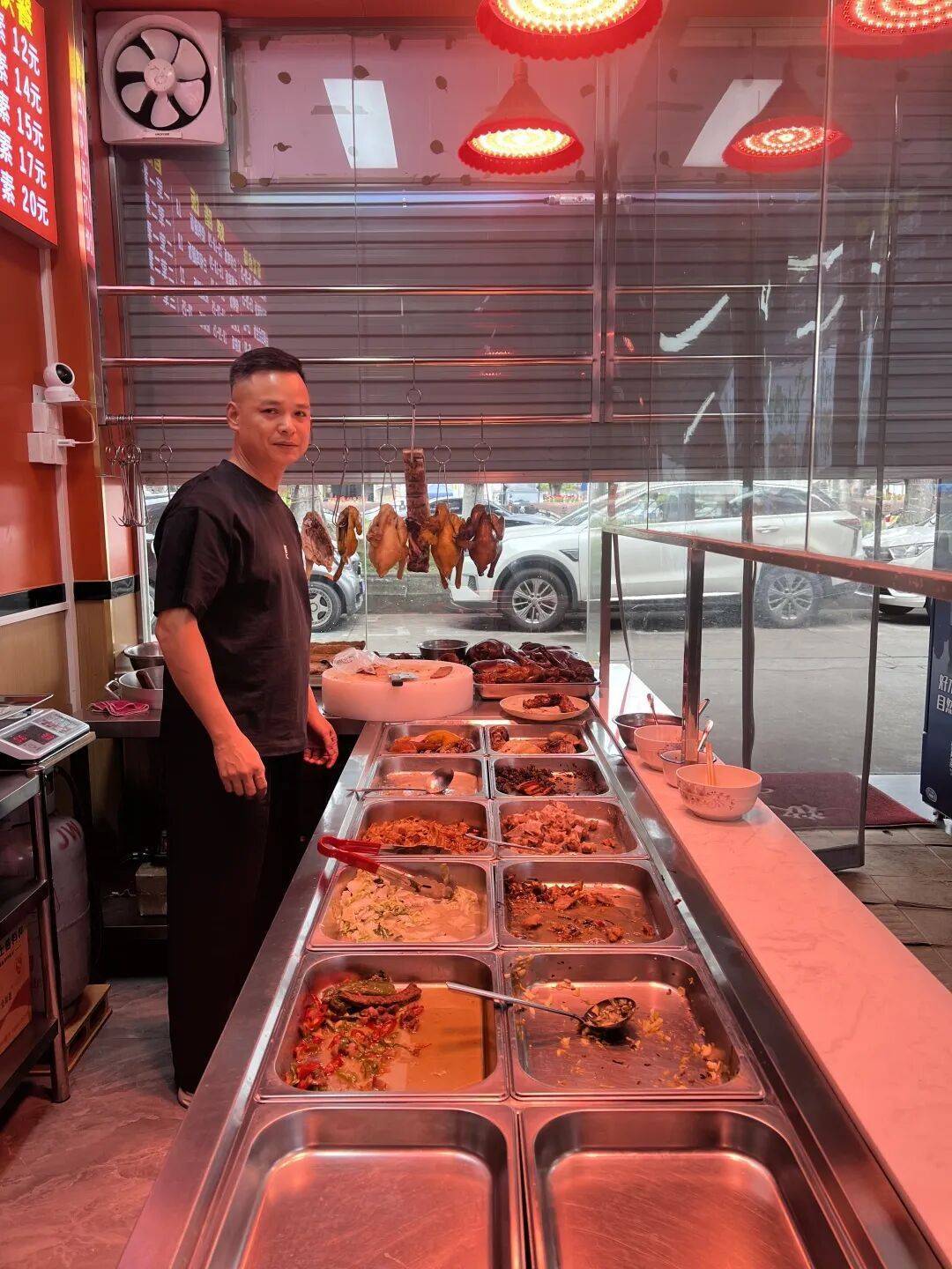 小伙到广州一猪脚饭店吃免费“2号餐”<strong></p>
<p>omg币价格</strong>,突然跪地道谢,老板娘:以后要吃饭就直接过来