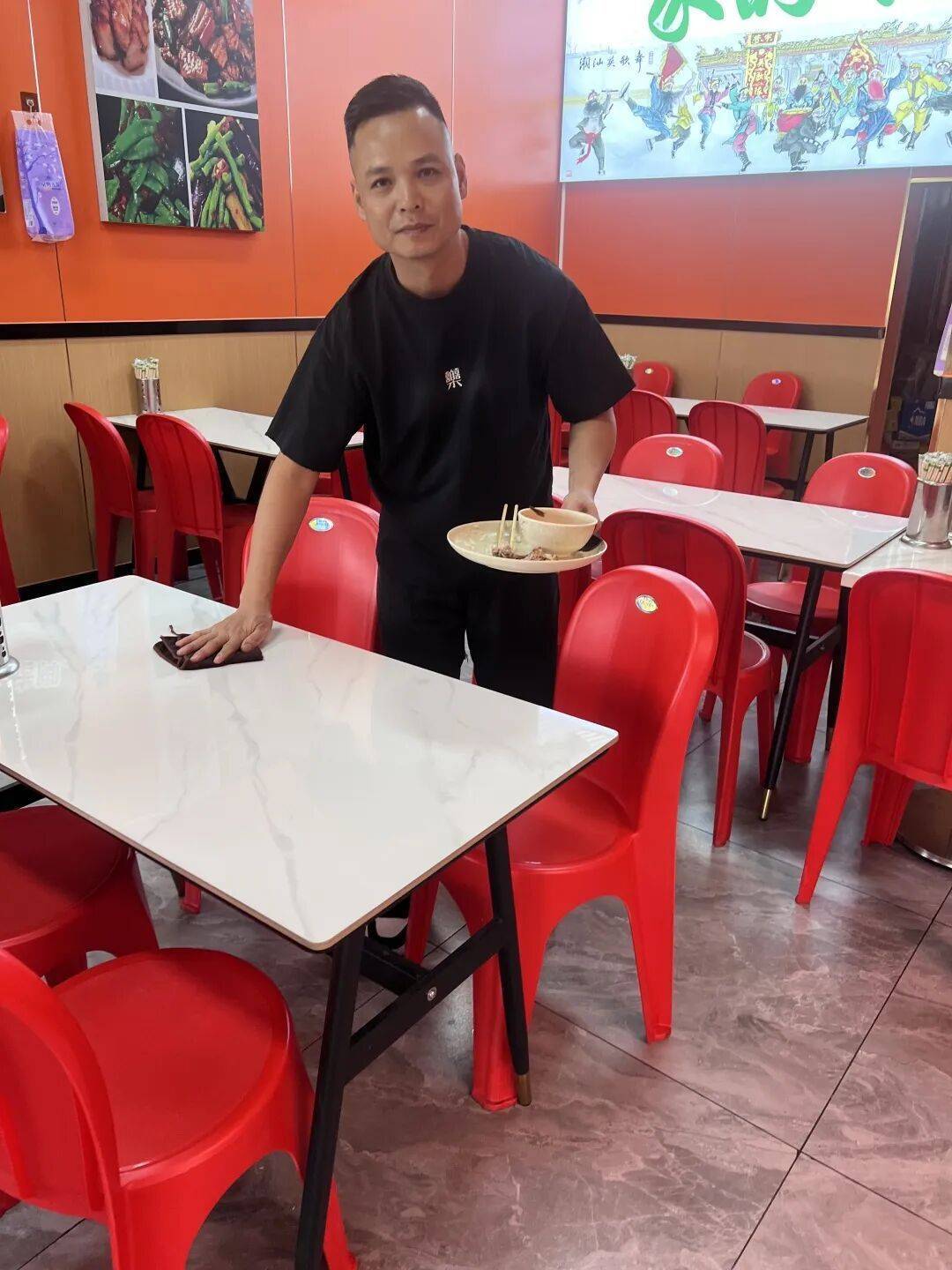 小伙到广州一猪脚饭店吃免费“2号餐”<strong></p>
<p>omg币价格</strong>,突然跪地道谢,老板娘:以后要吃饭就直接过来