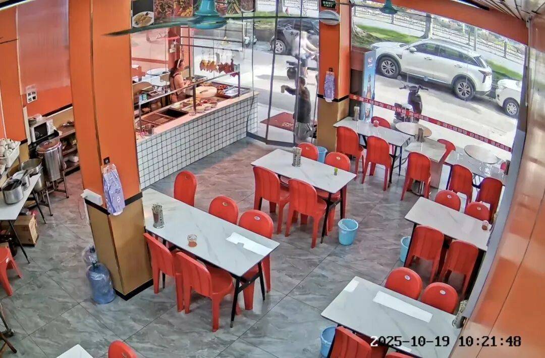 小伙到广州一猪脚饭店吃免费“2号餐”<strong></p>
<p>omg币价格</strong>,突然跪地道谢,老板娘:以后要吃饭就直接过来