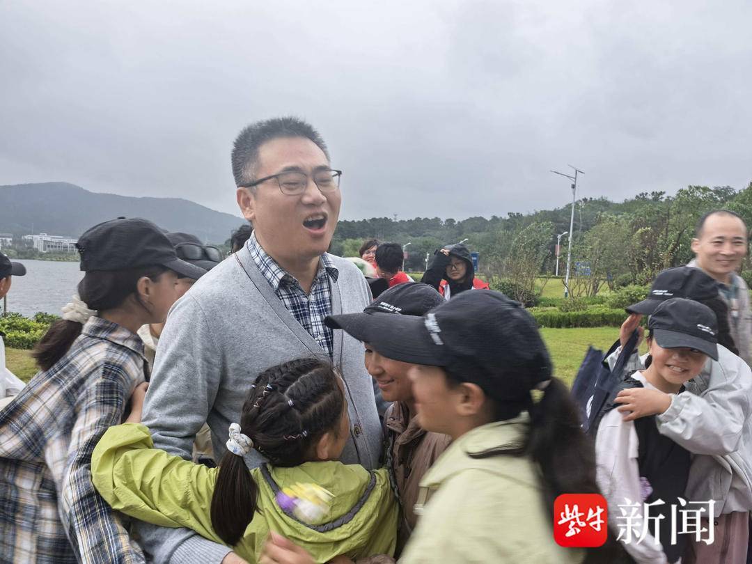 “叔叔是江苏的<strong></p>
<p>omg币价格</strong>,将来一定带你们去看看!”镇江警官不忘承诺,四次组织近百名藏区学子来苏研学