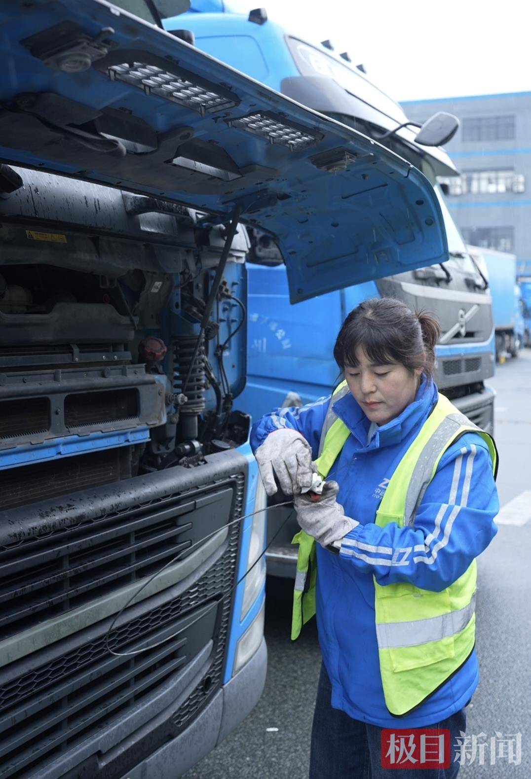 湖北90后姑娘驾驭21米重卡货车<strong></p>
<p>omg币价格</strong>，3年多行驶里程相当于绕地球约10圈，始终保持零事故