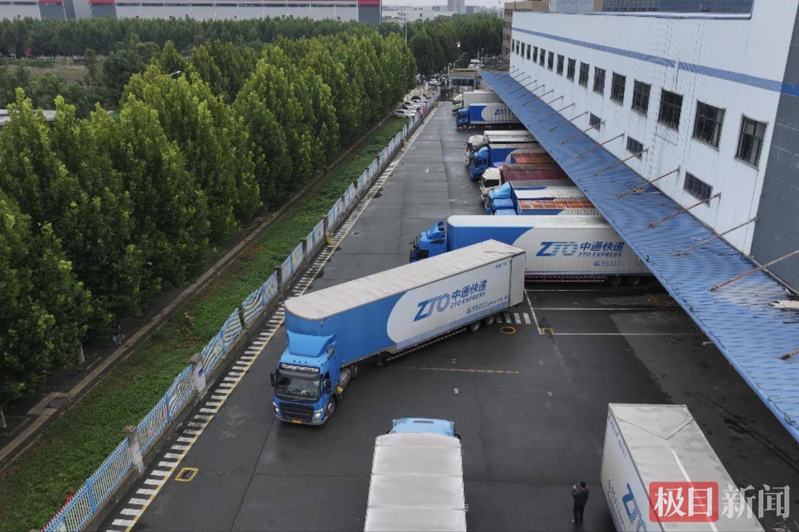 湖北90后姑娘驾驭21米重卡货车<strong></p>
<p>omg币价格</strong>，3年多行驶里程相当于绕地球约10圈，始终保持零事故