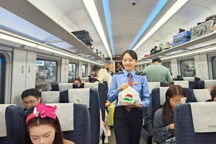 国铁成都局推出17元高铁盒饭：门店现炒<strong></p>
<p>信币</strong>，送餐到座