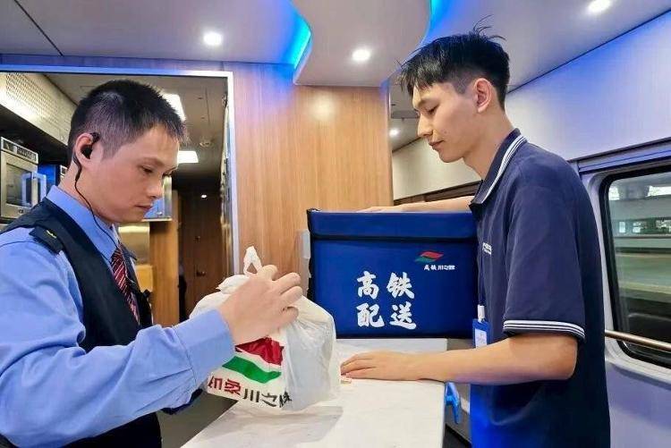 国铁成都局推出17元高铁盒饭：门店现炒<strong></p>
<p>信币</strong>，送餐到座