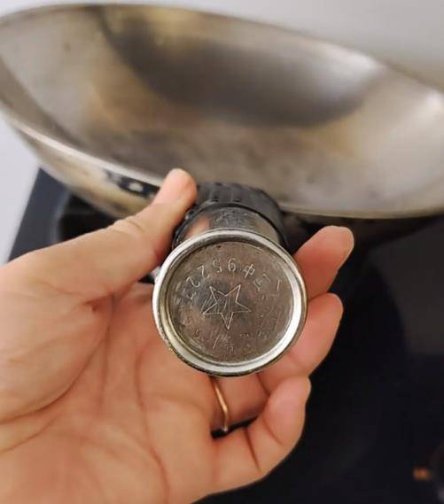 铁锅用了二三十年仍不粘不锈<strong></p>
<p>比克币</strong>，女子在线寻厂家想“再买一个”，厂家称已停产