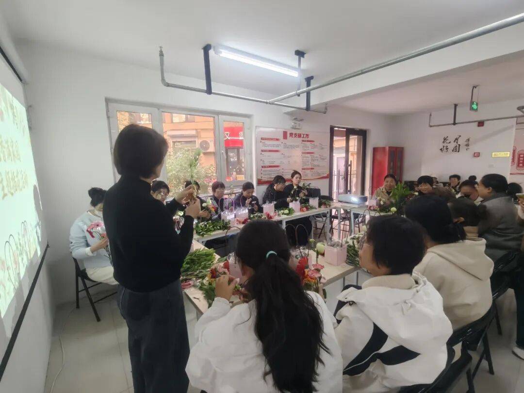 保健路街道凤凰城社区开展“花香满家园”主题插花活动