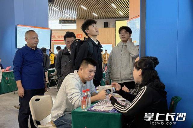 700余名退役军人及军属长沙求职<strong></p>
<p>破币兑换标准</strong>,165人达成意向