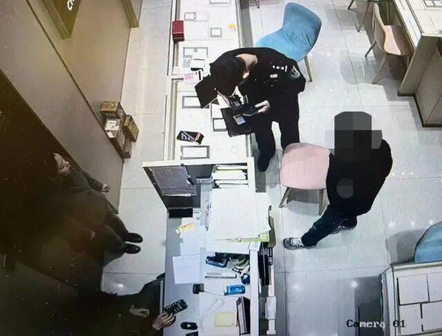 股市套现170万元后<strong></p>
<p>汇币换算</strong>,杭州男子豪购300克金条!老板当场报警……