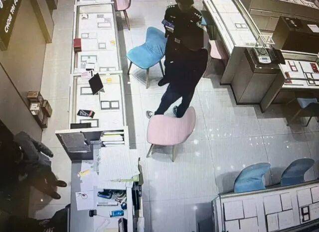 股市套现170万元后<strong></p>
<p>汇币换算</strong>,杭州男子豪购300克金条!老板当场报警……