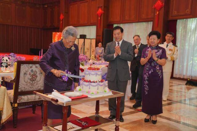 连续有两位国王访华<strong></p>
<p>汇币换算</strong>，其中一位是建交以来首访，证明了什么？