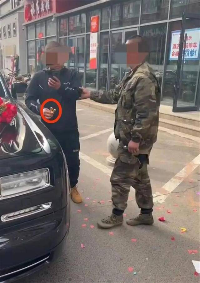婚车遭拦截索要50条烟作为喜钱<strong></p>
<p>汇币换算</strong>，双方僵持1小时，新人无奈打车离去！