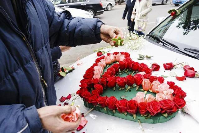 婚车遭拦截索要50条烟作为喜钱<strong></p>
<p>汇币换算</strong>，双方僵持1小时，新人无奈打车离去！