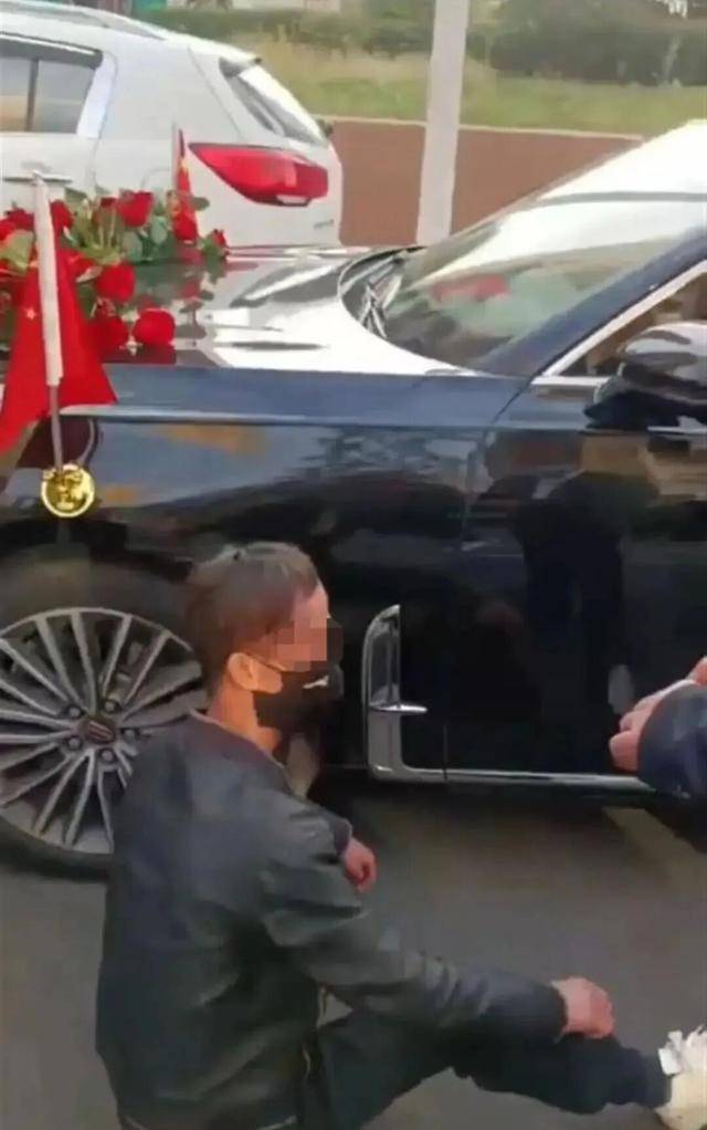 婚车遭拦截索要50条烟作为喜钱<strong></p>
<p>汇币换算</strong>，双方僵持1小时，新人无奈打车离去！