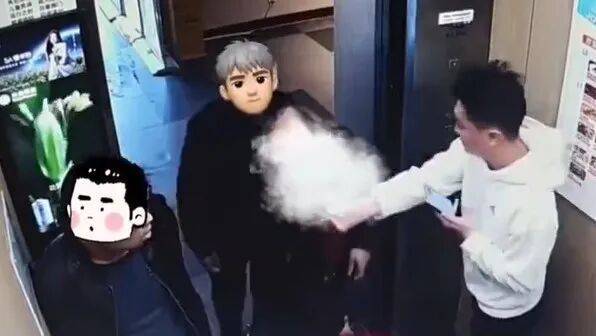 大叔叼着烟进电梯<strong></p>
<p>快币的作用</strong>,小伙果断出手!网友点赞