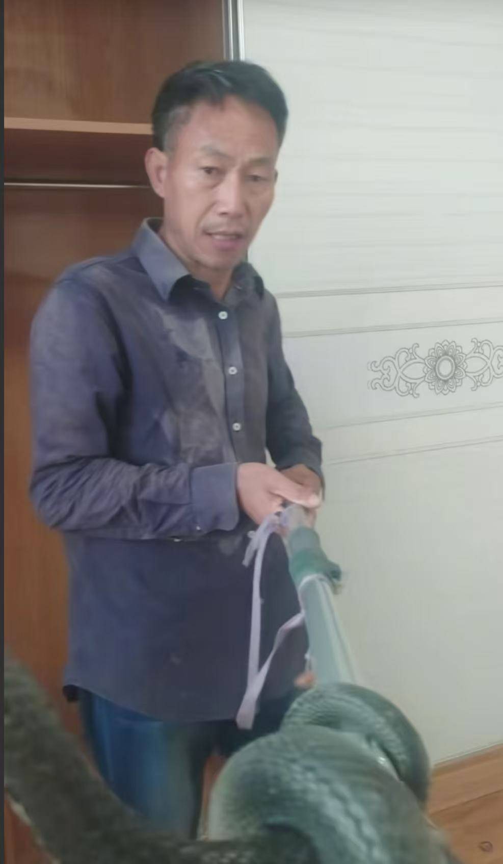 “蛇被我甩开了<strong></p>
<p>抢币挂</strong>，没完全注射毒液”，湖南直播抓蛇被咬伤网红被警方拘留后发声道歉